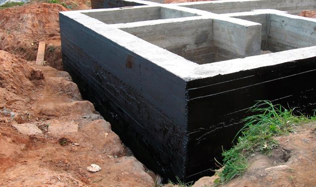 Как да обработим основата на къща отвън от влага