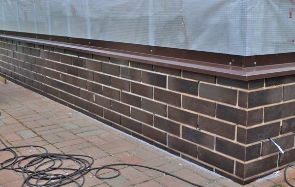 Как да обработим основата на къща отвън от влага