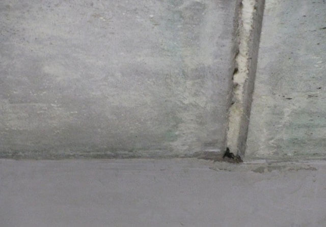 Как да затворите отвора около отоплителната тръба