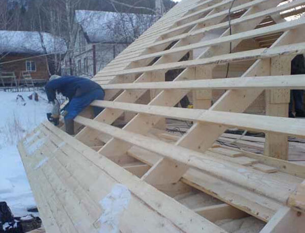 как да поставите щайгата под металната плочка