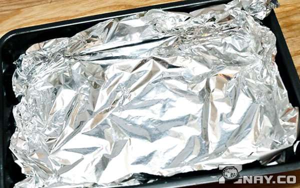 Коя страна на фолиото отразява топлината