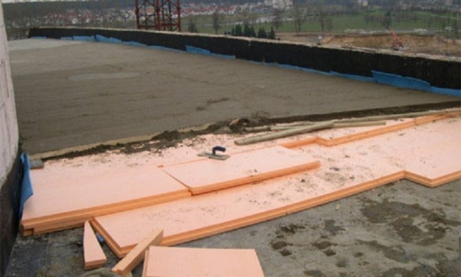 каква дебелина на пяната трябва да бъде върху фундаментната плоча под замазката