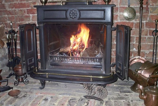 Камина с изгаряне на дърва