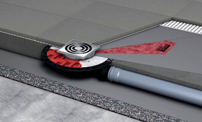 Канализационният отвод се монтира съгласно инструкциите - на пода се полагат топлоизолация, хидроизолация, циментова замазка и подови плочки