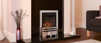 Каталитичен нагревател на газ в селска къща, стилизиран като камина на дърва