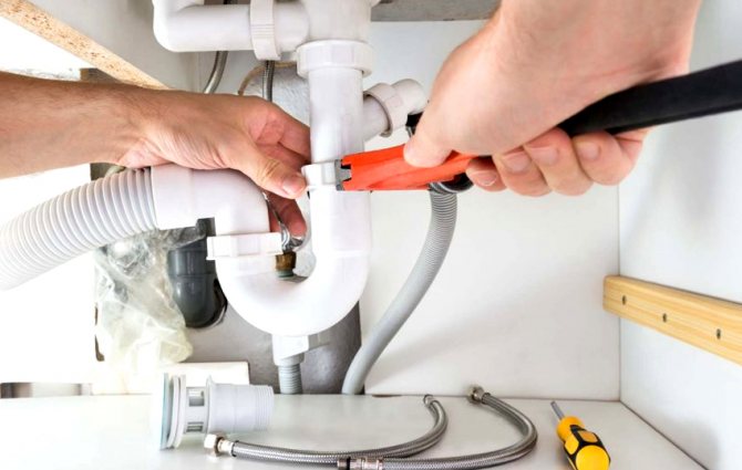 Коляното водно уплътнение за канализационната система има U- или S-образна конструкция