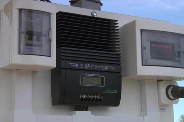 Контролер за регулиране на заряда на батерията