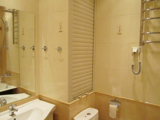 кутия за тръби в банята