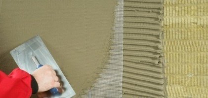 На снимката - залепване на мрежата към минерална вата