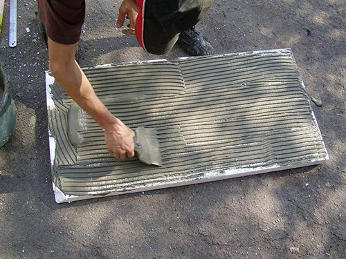 Нанасянето на лепилото с назъбена мистрия позволява лепилото да бъде равномерно разпределено по повърхността