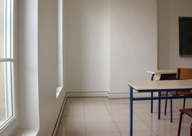 Отопление с електрически топъл перваз в училищна аудитория