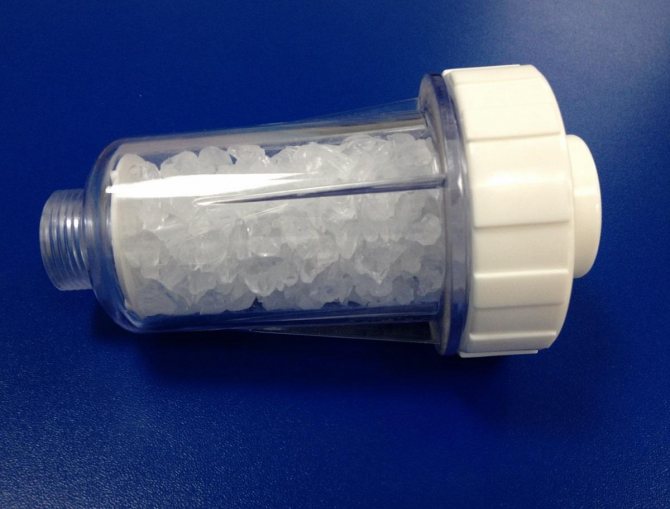 Препоръчително е да инсталирате полифосфатен филтър, ако в къщата има твърда вода.