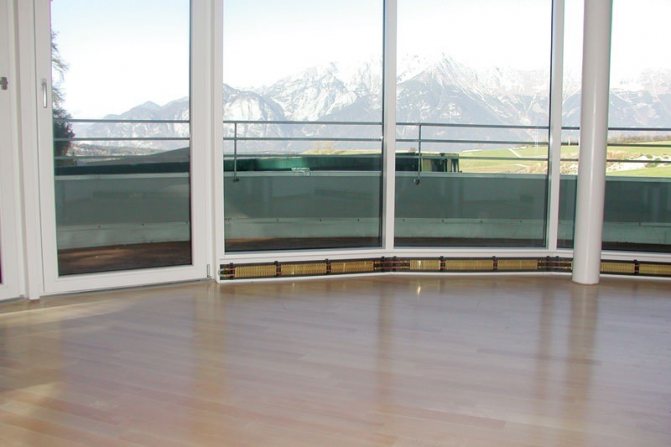 стая с големи прозорци и топъл перваз