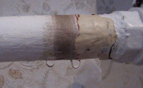 изтича тръба