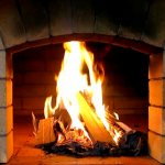 Горящ огън в каменна пещ