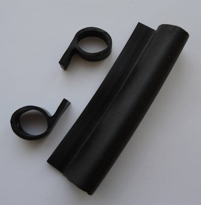 Ластикът добре затваря листата на портата