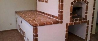 Измазването и облицовката на плочки или довършването на камък са два начина да подредите печката си.