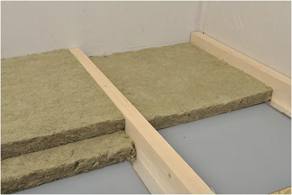 Полагане на минерална вата на пода