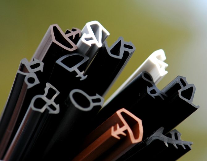 Уплътнение за врати (51 снимки): гумени и магнитни за дървена и метална входна врата, как да изберем уплътнителна лента