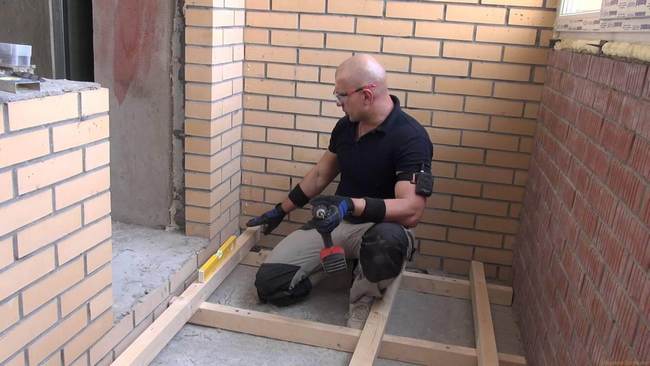 монтаж на дървени трупи на балкона