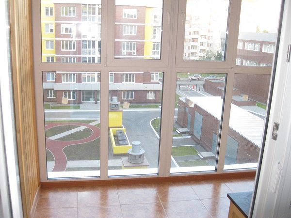 гледка към съседите от панорамния балкон