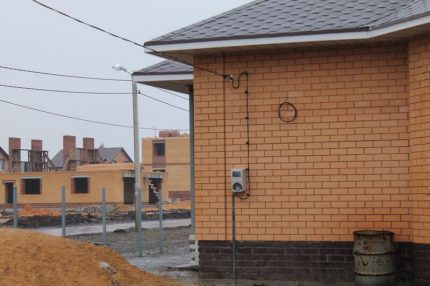 Вход за електропровод към частна къща