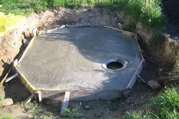 Тухлена помийна яма