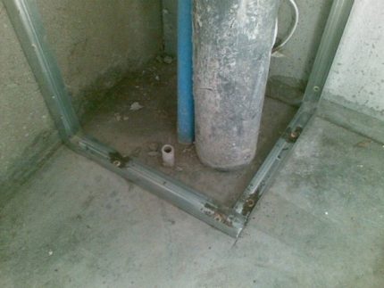 Закрепване на рамката към пода