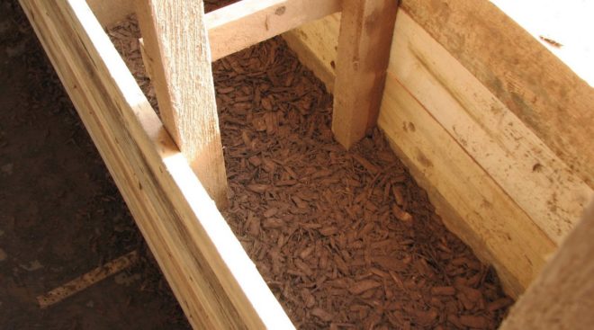 запълване на кухини с дървени стърготини